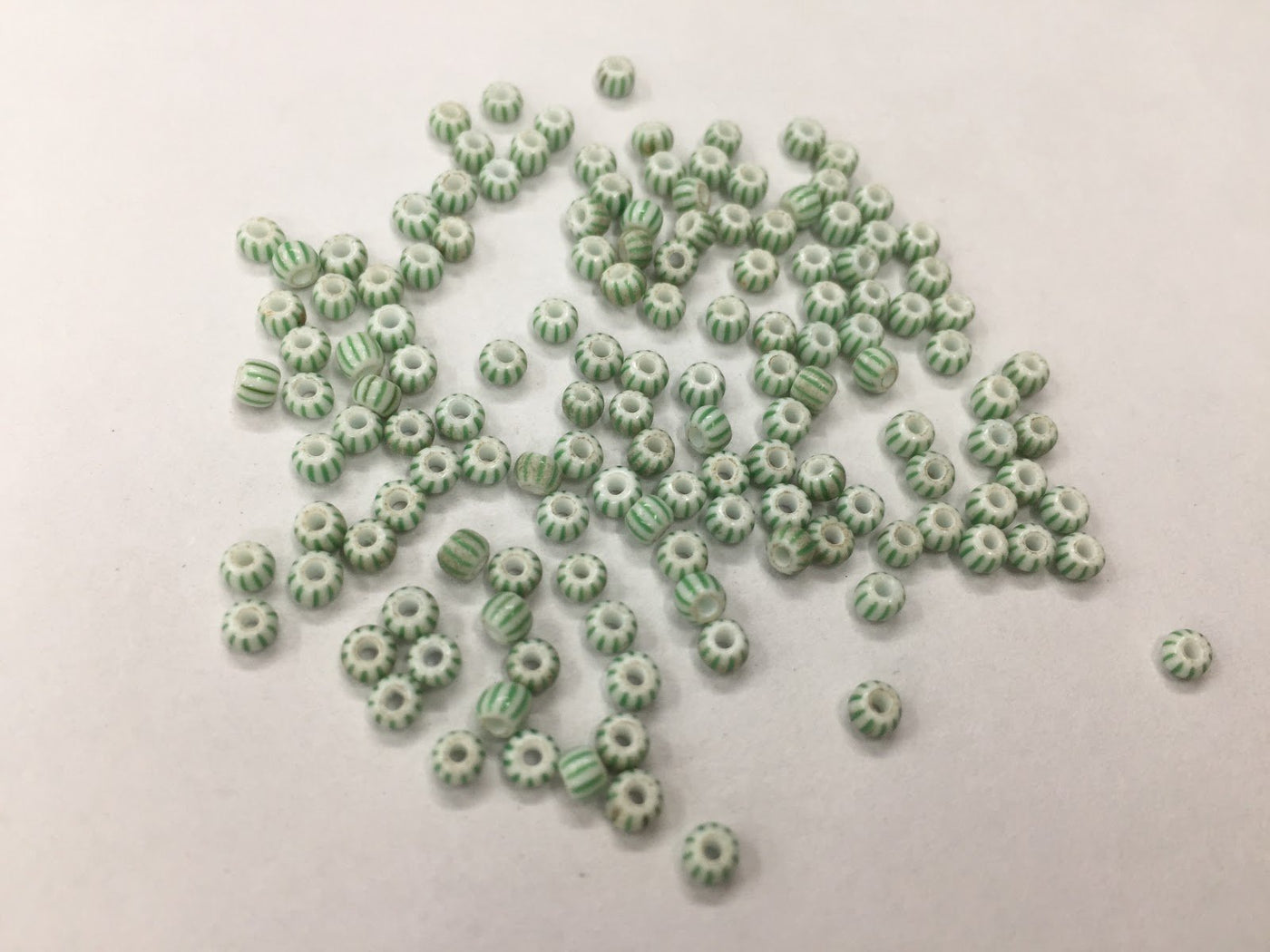 premium-green-white-round-rocaille-glass-beads-8-0