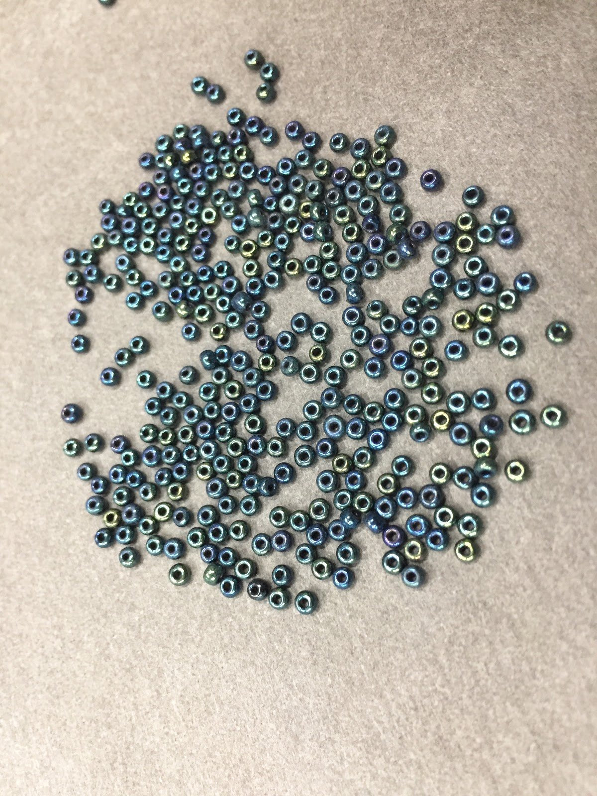 premium-blue-metallic-rainbow-round-rocaille-glass-beads-11-0