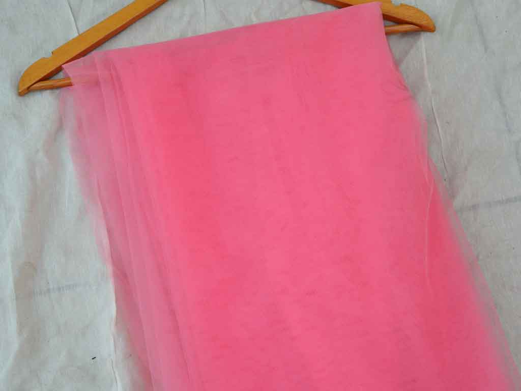 पंच पिंक प्लेन नेट फ़ैब्रिक