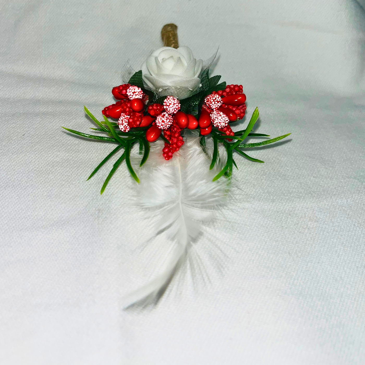 Red & White Faux Feather Flower Brooch ( Wholesale )