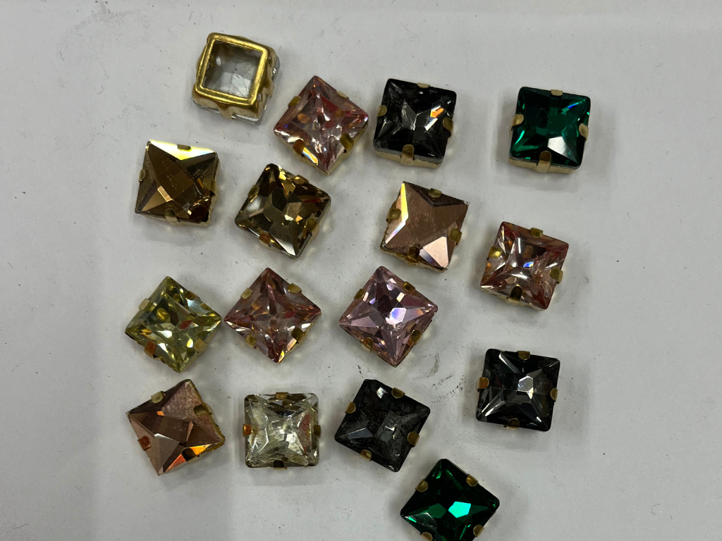 Multicolour Square Glass Stones With Catcher