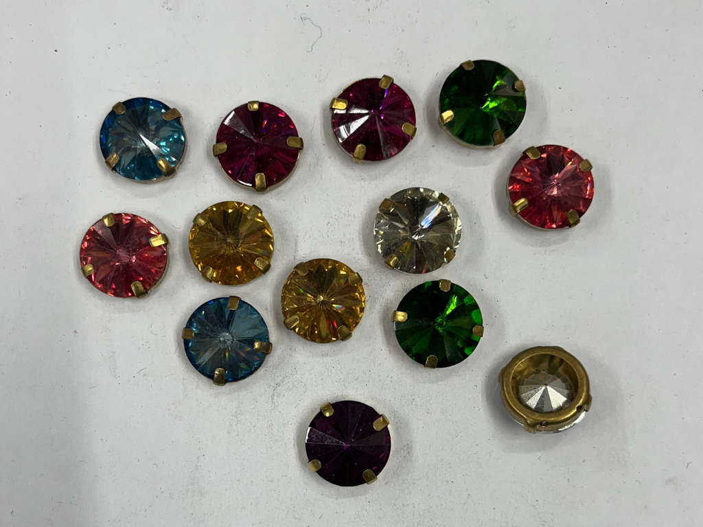 Multicolour Circular Glass Stones With Catcher