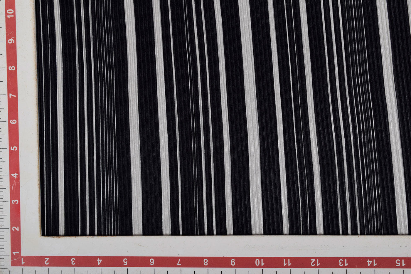 blackwhite-stripe-pleated-knit-fabric-2769822
