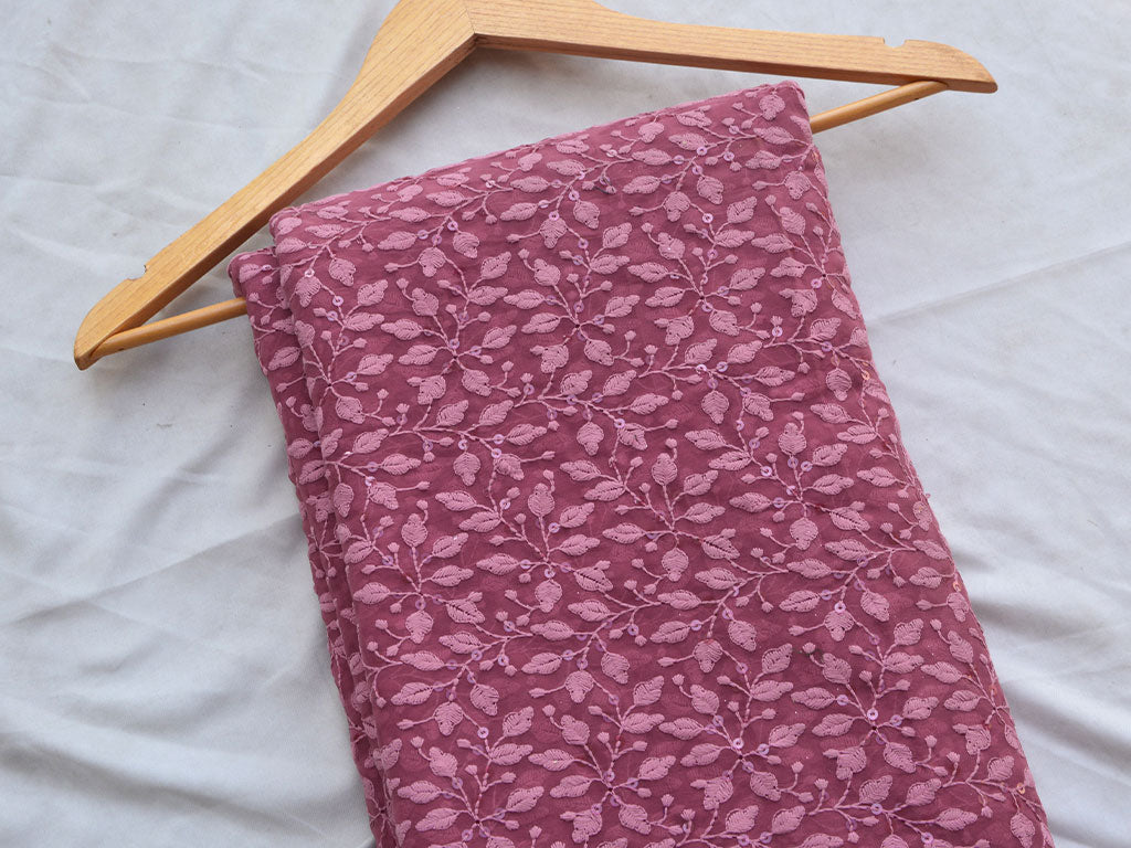 सैल्मन पिंक फ्लोरल लाइट थ्रेड कढ़ाई प्रीमियम जॉर्जेट फ़ैब्रिक