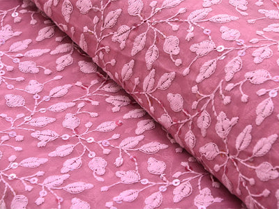 सैल्मन पिंक फ्लोरल लाइट थ्रेड कढ़ाई प्रीमियम जॉर्जेट फ़ैब्रिक
