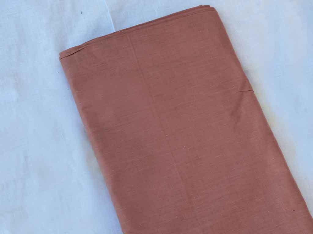 कारमेल ब्राउन सादा ग्लेज्ड कॉटन फ़ैब्रिक