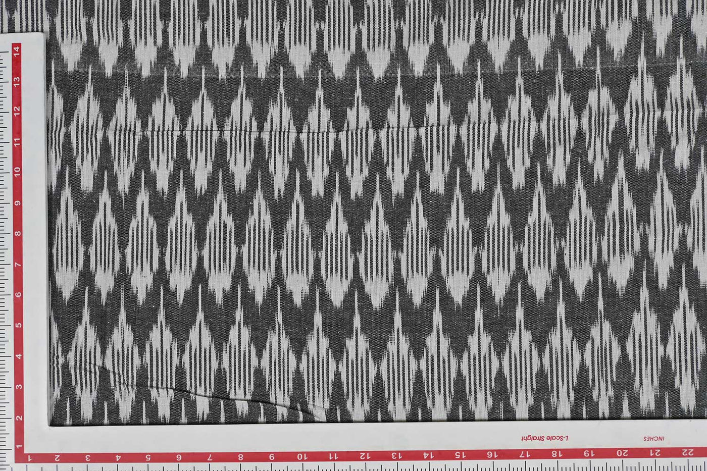 ग्रे और सफ़ेद पारंपरिक सूती इकत कपड़ा