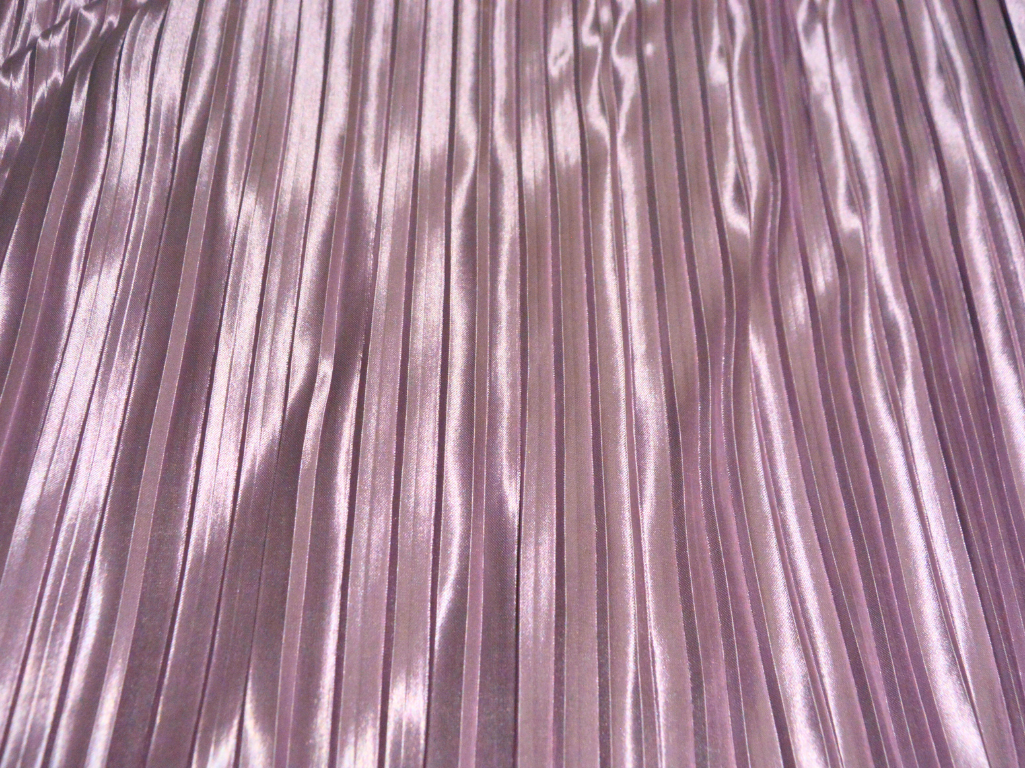 बेबी पिंक प्लेन क्रश्ड प्लीटेड साटन फ़ैब्रिक