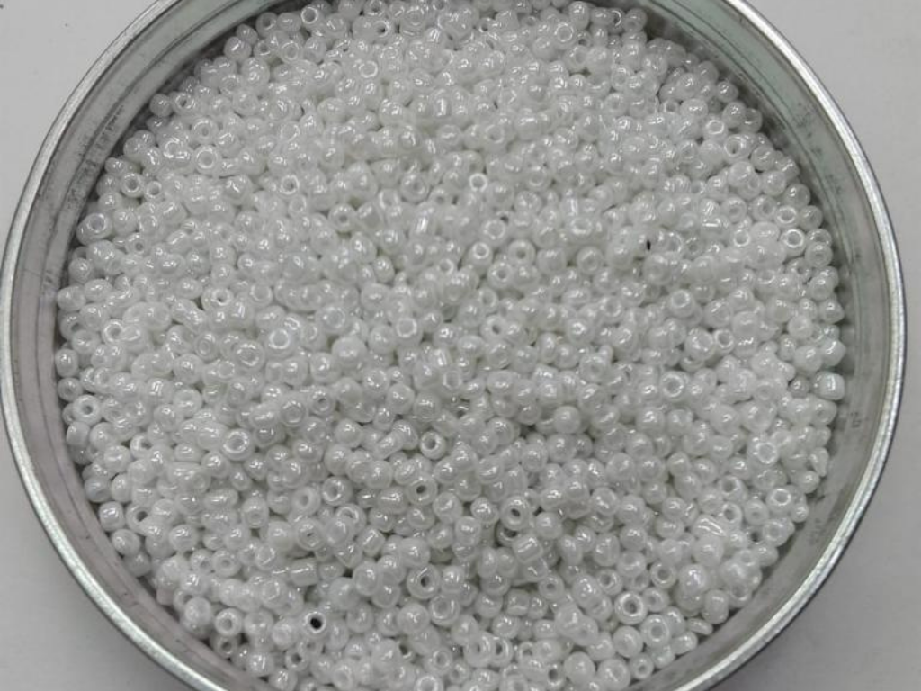चमकदार सफ़ेद गोल रोकेले ग्लास सीड बीड्स- 2 मिमी