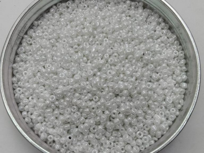 चमकदार सफ़ेद गोल रोकेले ग्लास सीड बीड्स- 2 मिमी