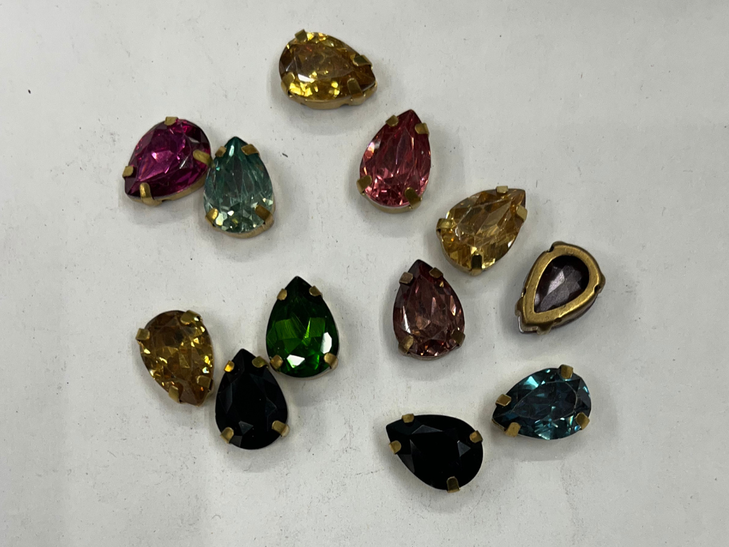 Multicolour Drop Glass Stones With Catcher