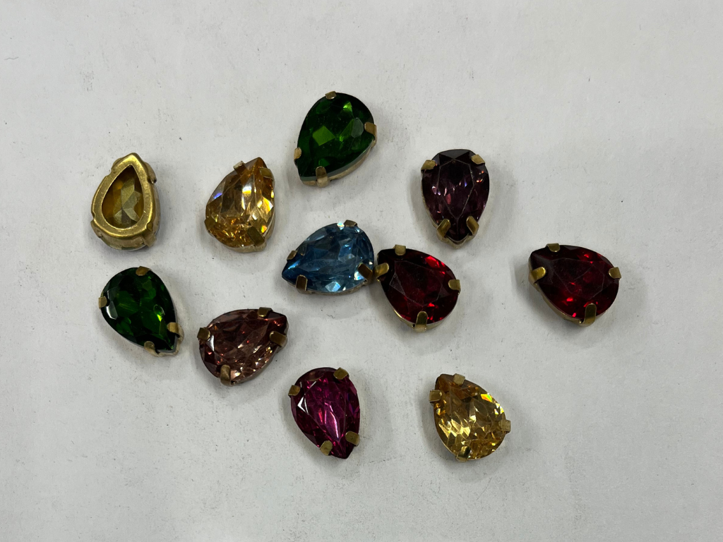 Multicolour Drop Glass Stones With Catcher