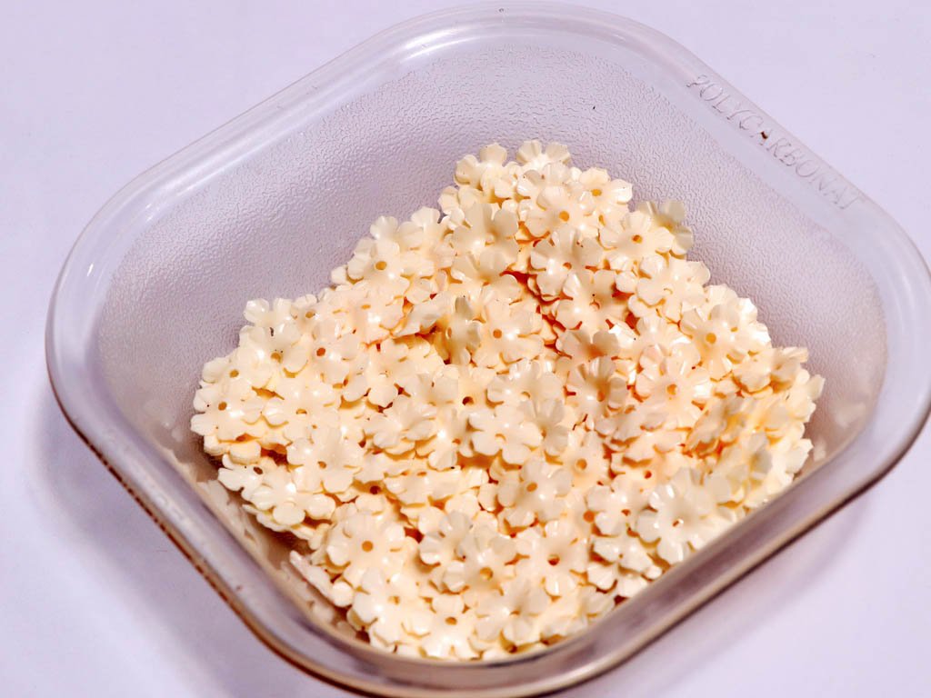 cream-centre-hole-flower-plastic-sequins