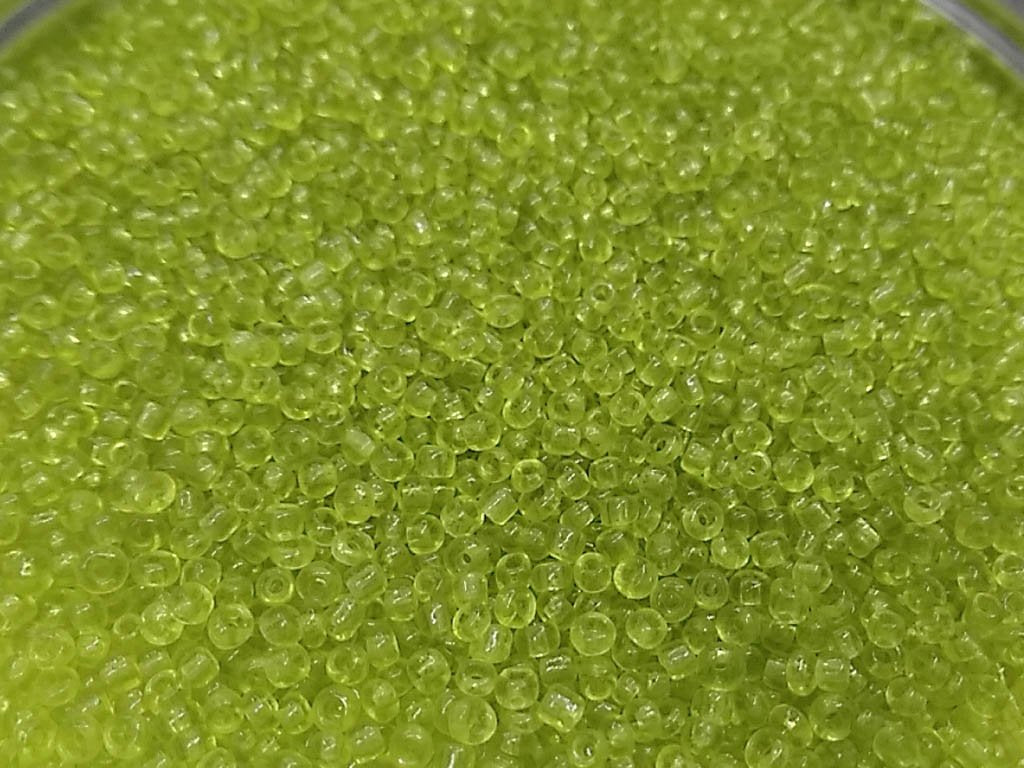 peridot-green-transparent-round-rocaille-glass-seed-beads