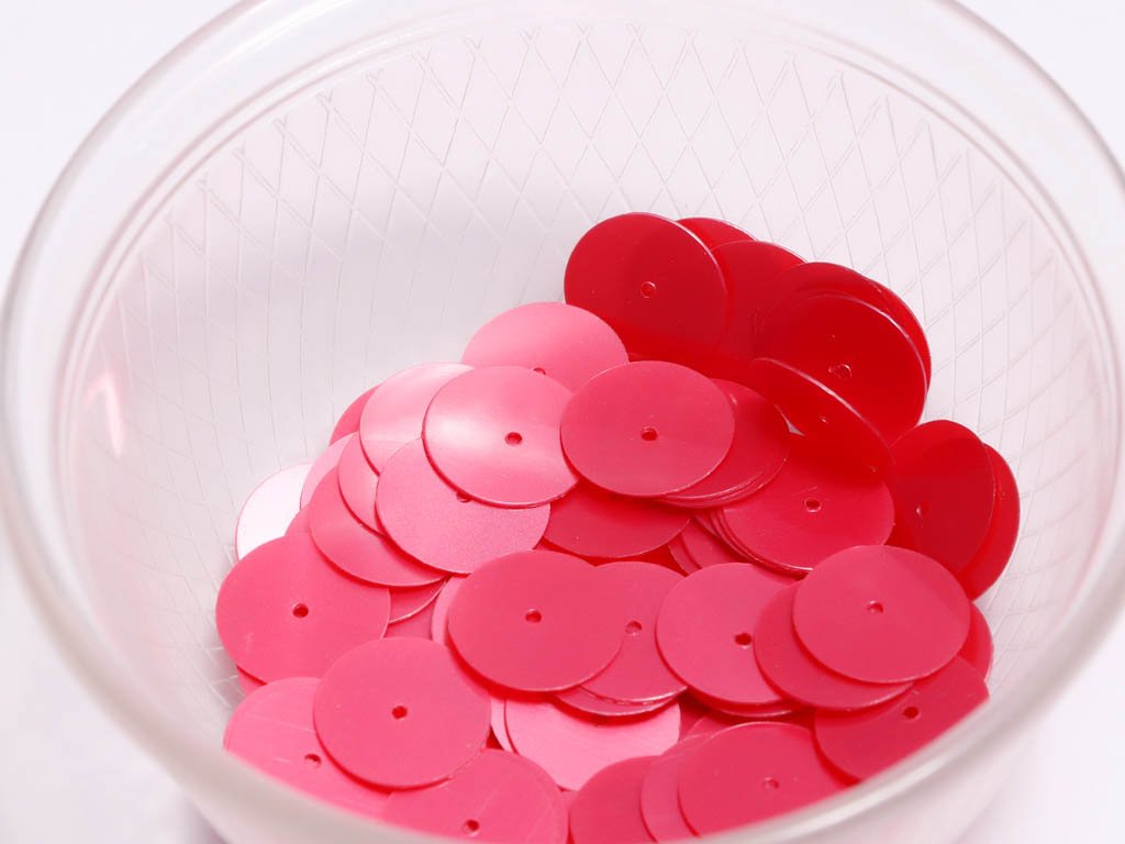 pink-circular-1-hole-plastic-sequins-1