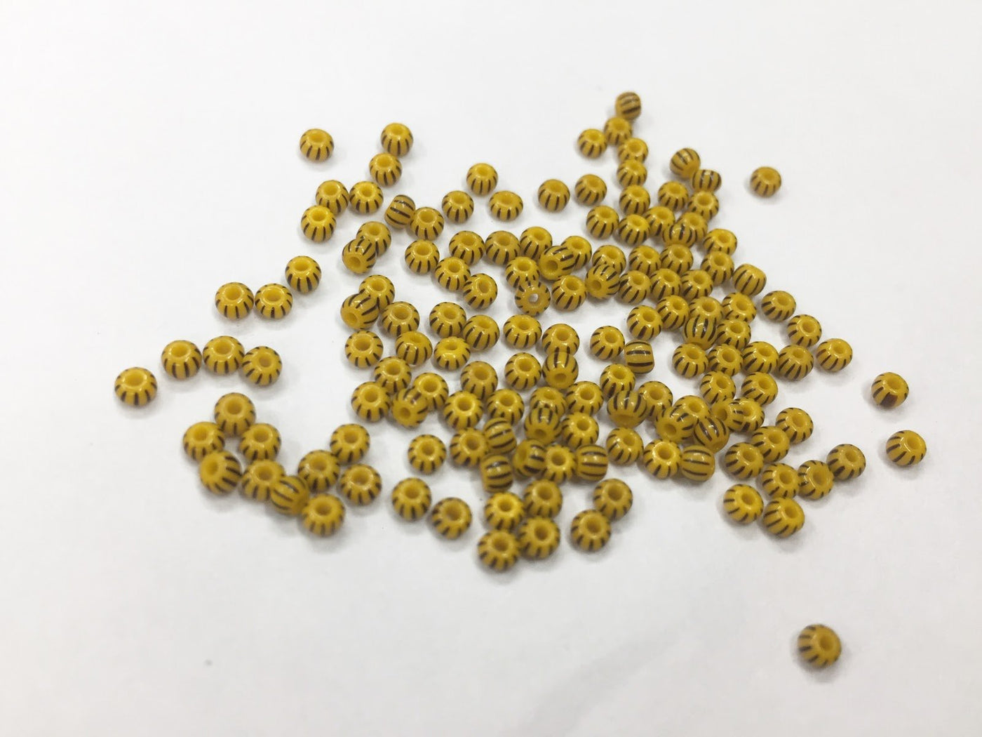 premium-yellow-black-round-rocaille-glass-beads
