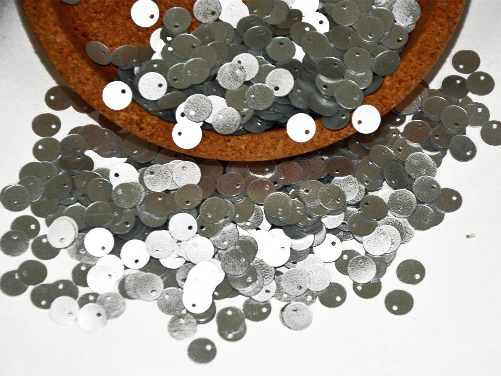 silver-1-hole-circular-plastic-sequins