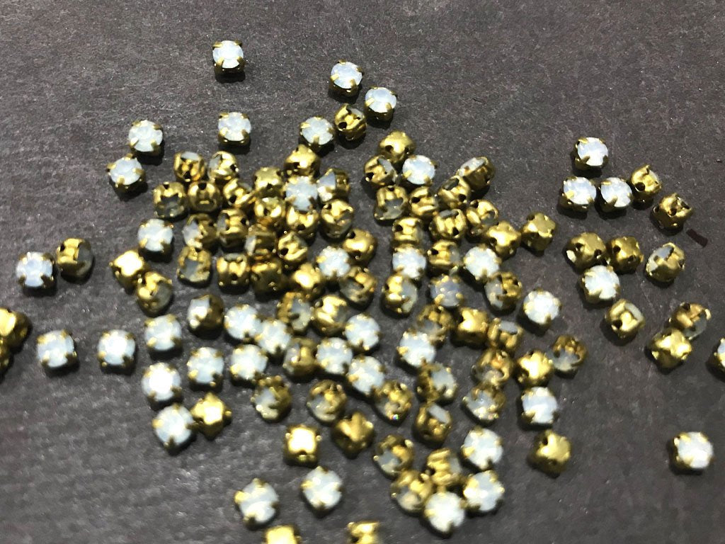 कैचर के साथ सफ़ेद गोलाकार रेज़िन स्टोन (12SS - 3 मिमी)