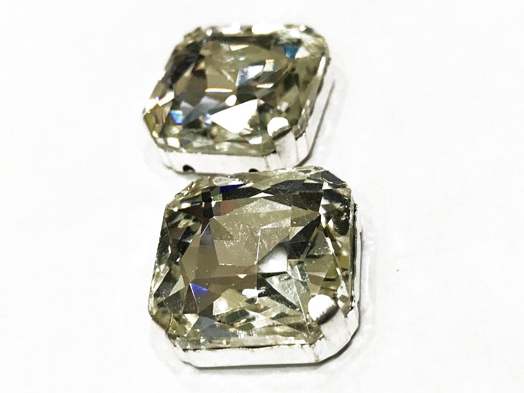 सिल्वर कैचर के साथ सफ़ेद पारदर्शी चौकोर ग्लास स्टोन (23x23 मिमी) (थोक)