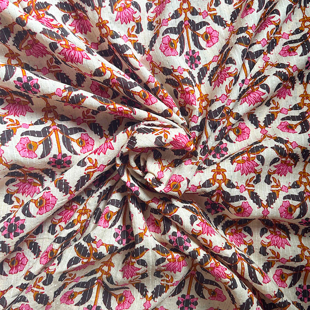 हल्का क्रीम पुष्प मुद्रित सूती कांथा कपड़ा