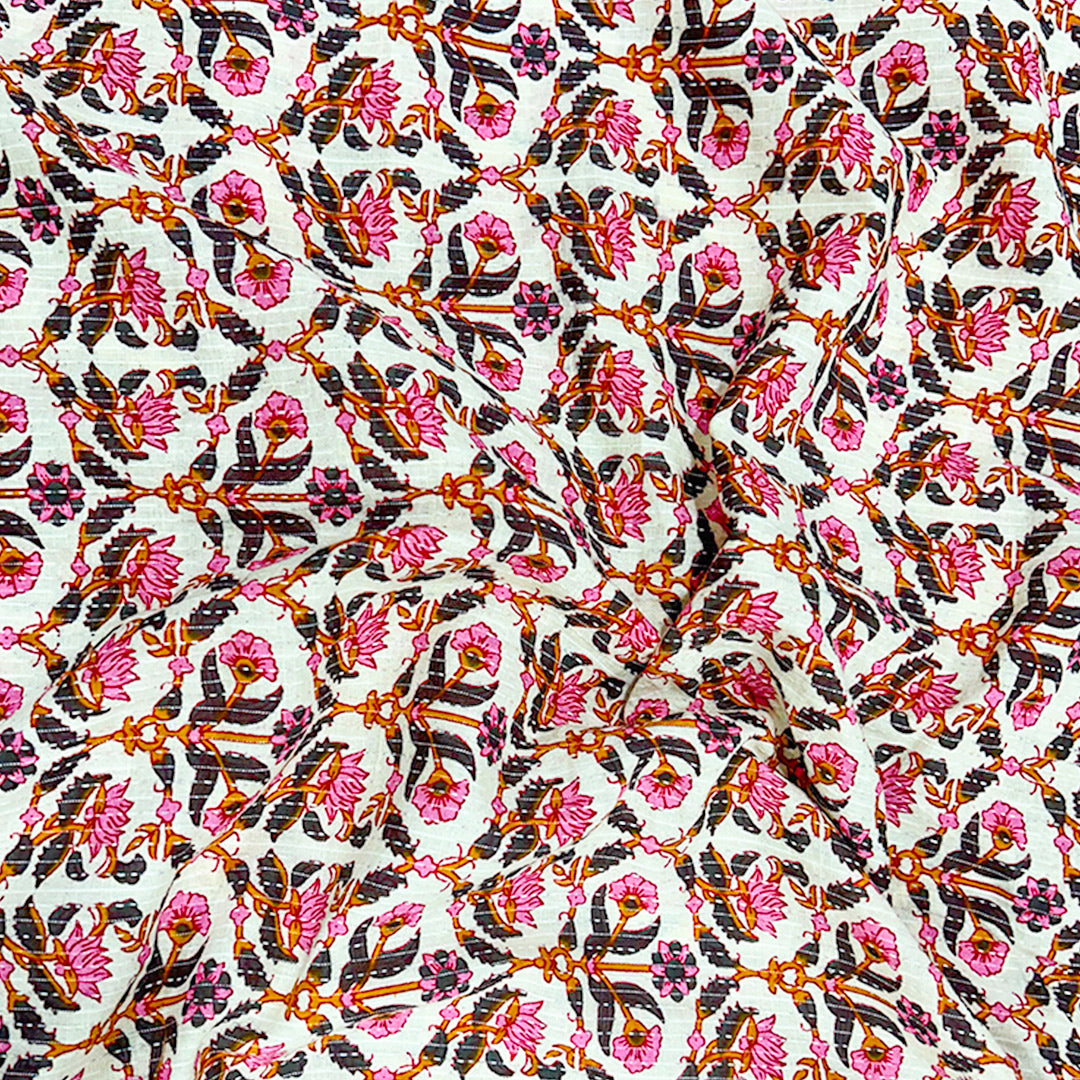 हल्का क्रीम पुष्प मुद्रित सूती कांथा कपड़ा