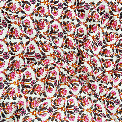 हल्का क्रीम पुष्प मुद्रित सूती कांथा कपड़ा