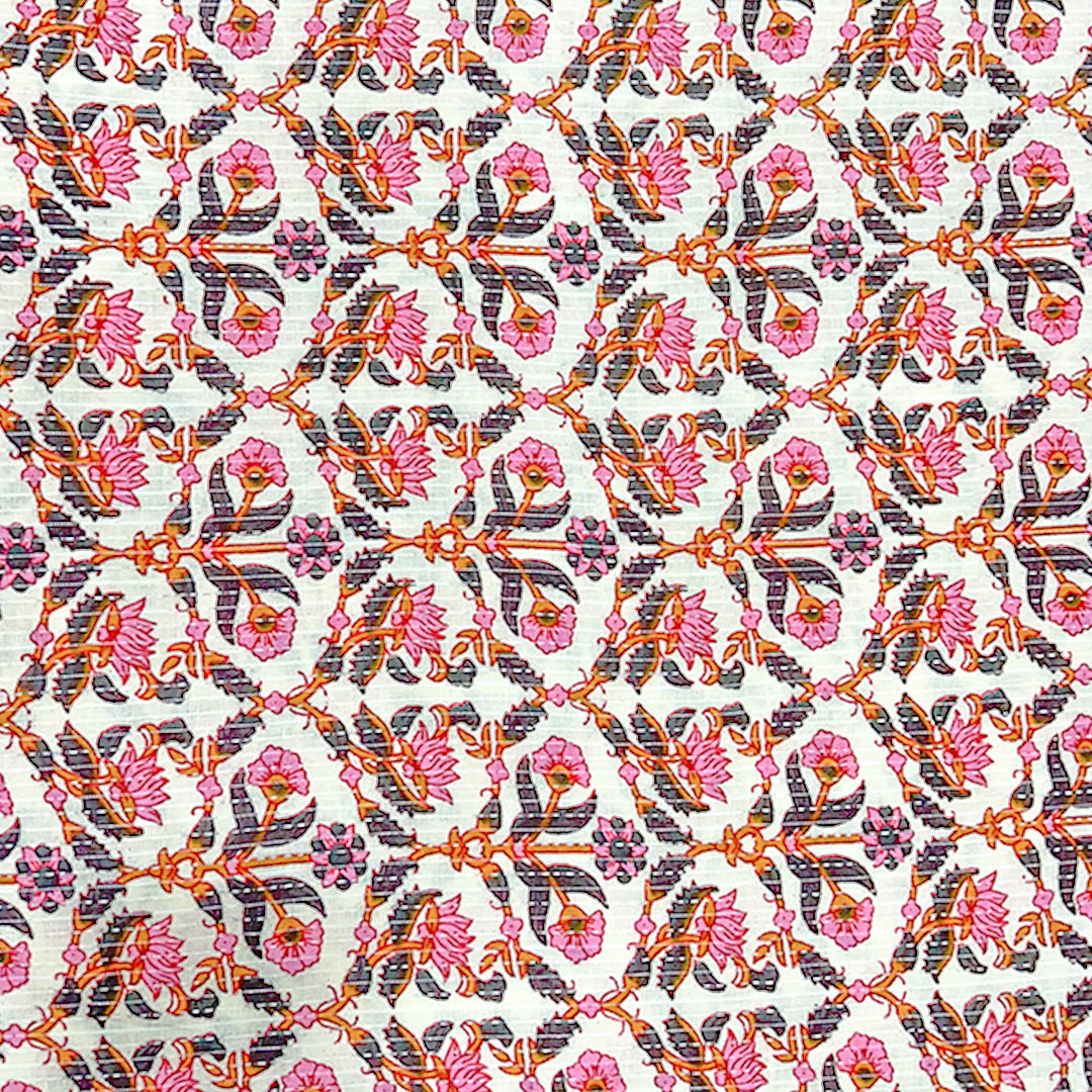 हल्का क्रीम पुष्प मुद्रित सूती कांथा कपड़ा