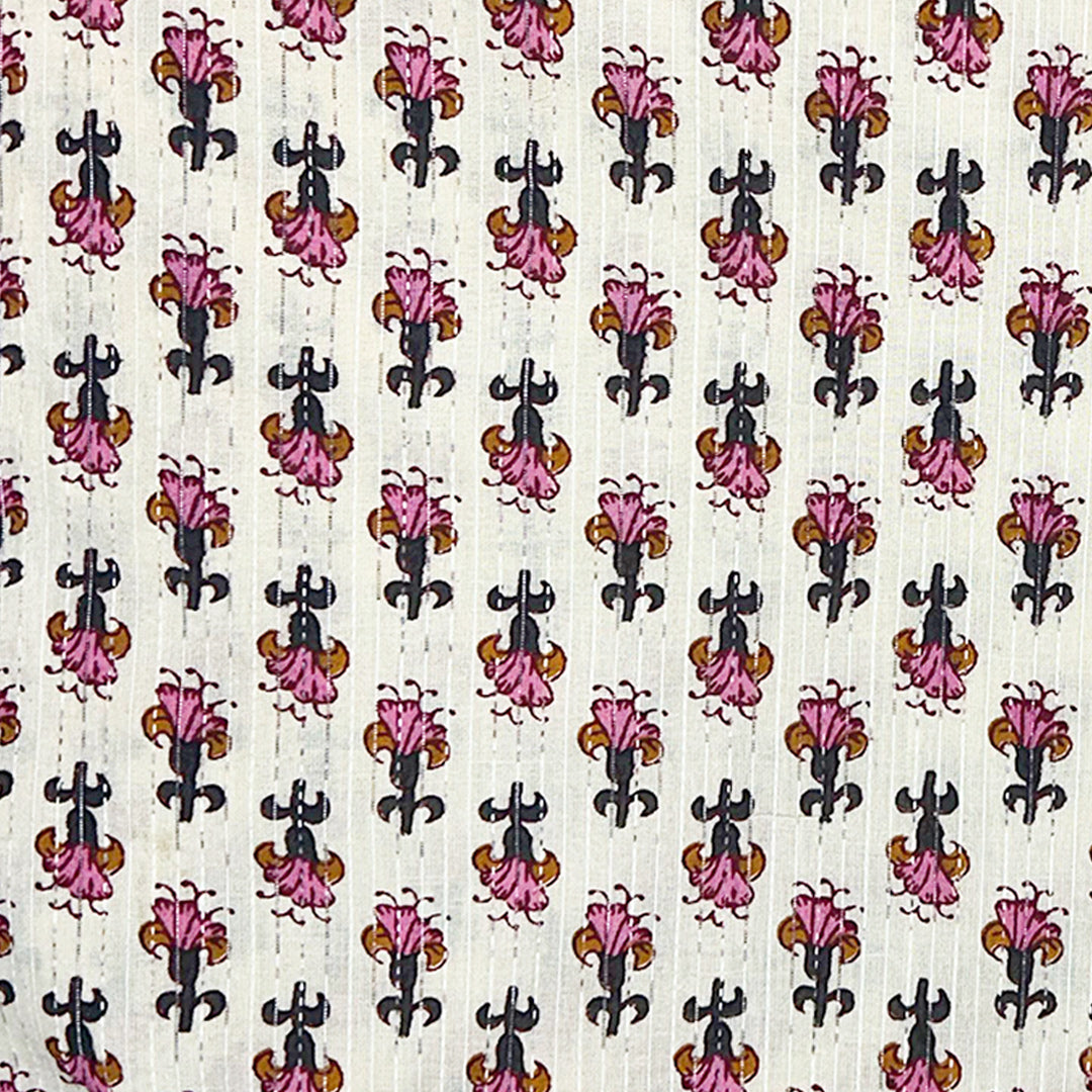 हल्का क्रीम पुष्प मुद्रित सूती कांथा कपड़ा