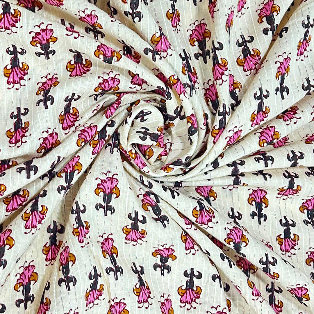 हल्का क्रीम पुष्प मुद्रित सूती कांथा कपड़ा