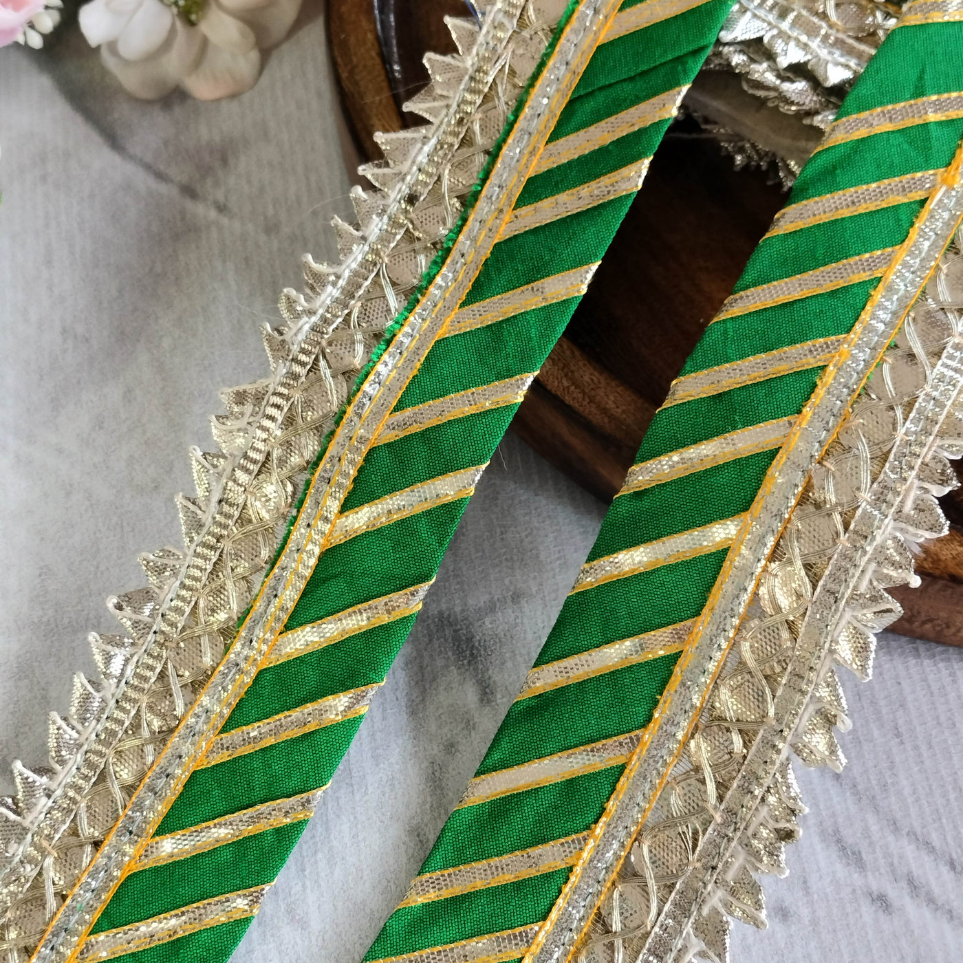 हरे गोटा वर्क कढ़ाई बॉर्डर