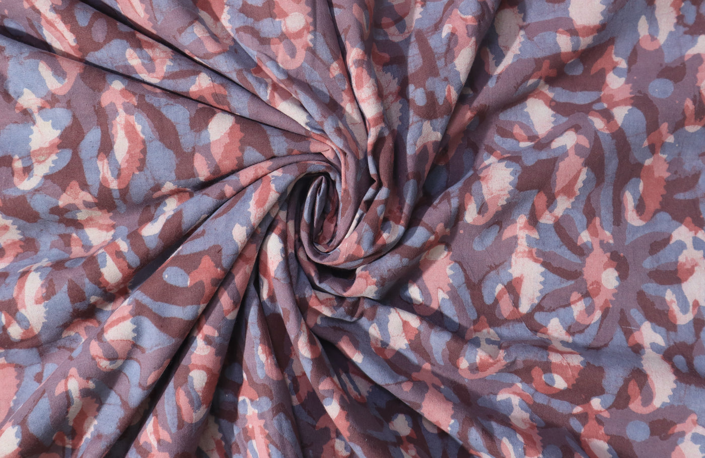 बहुरंगी सार मुद्रित डब्बू प्रिंट सूती कपड़ा