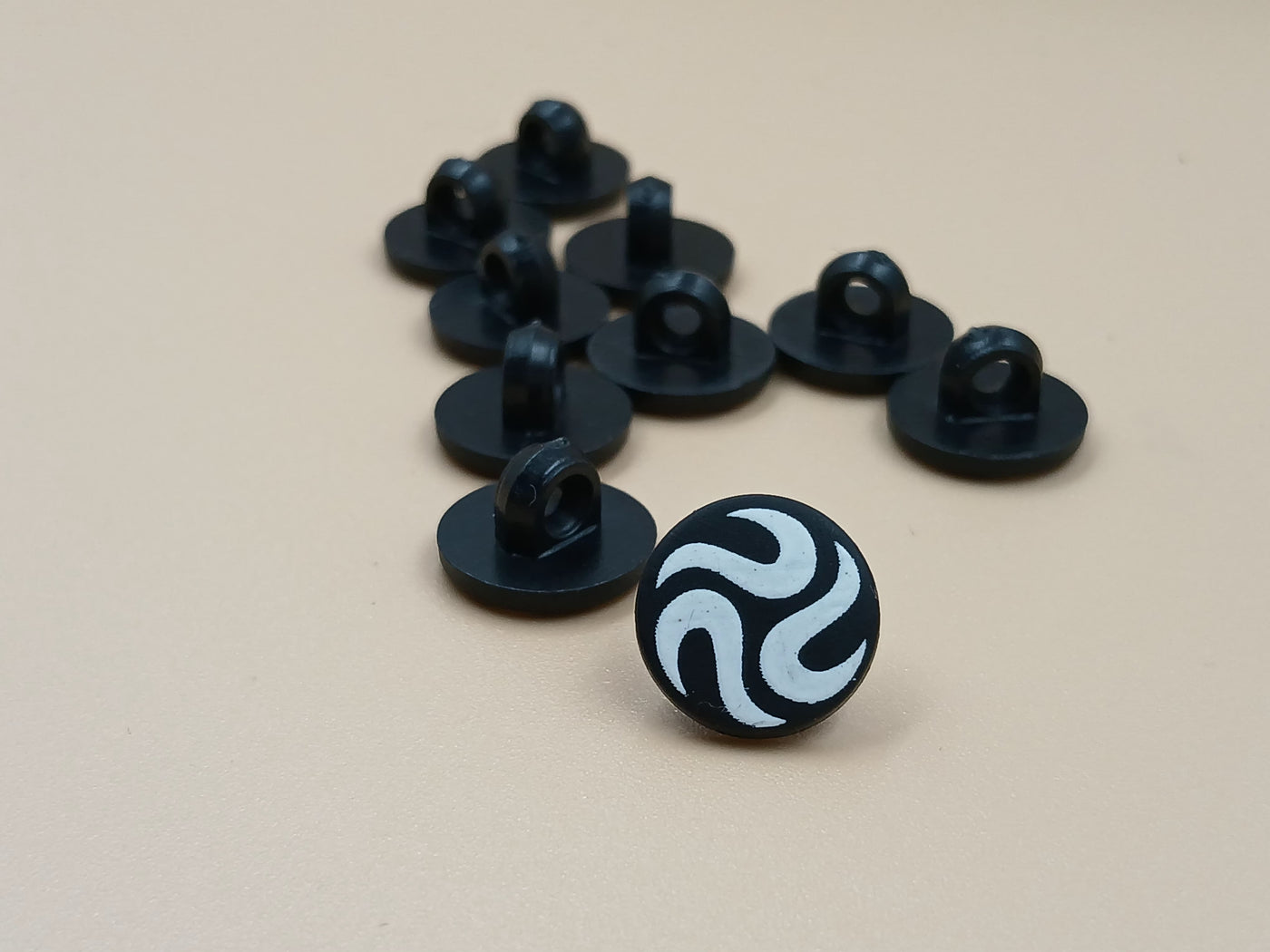 Black & White Round Shape Down Hole Plastic Buttons