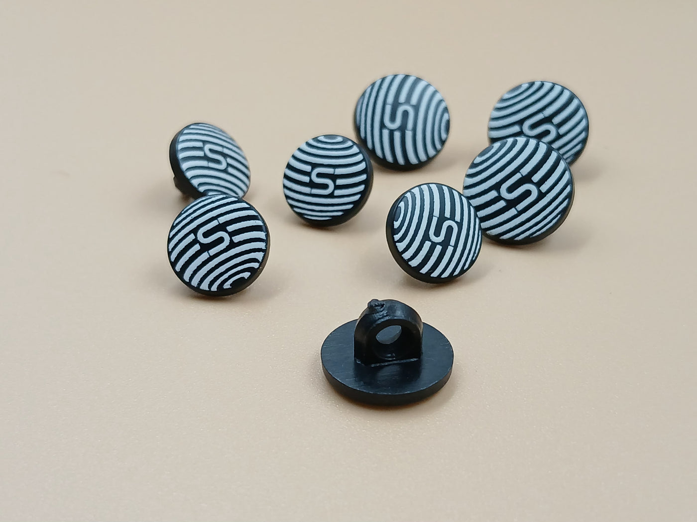 Black & White Round Shape Down Hole Plastic Buttons