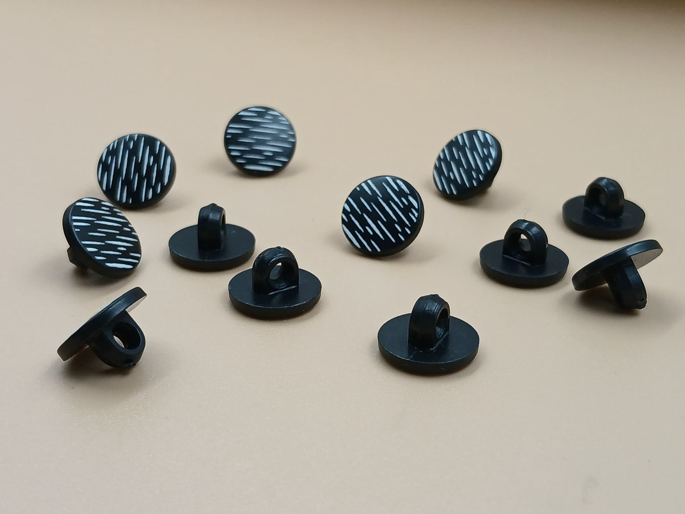 Black & White Round Shape Down Hole Plastic Buttons