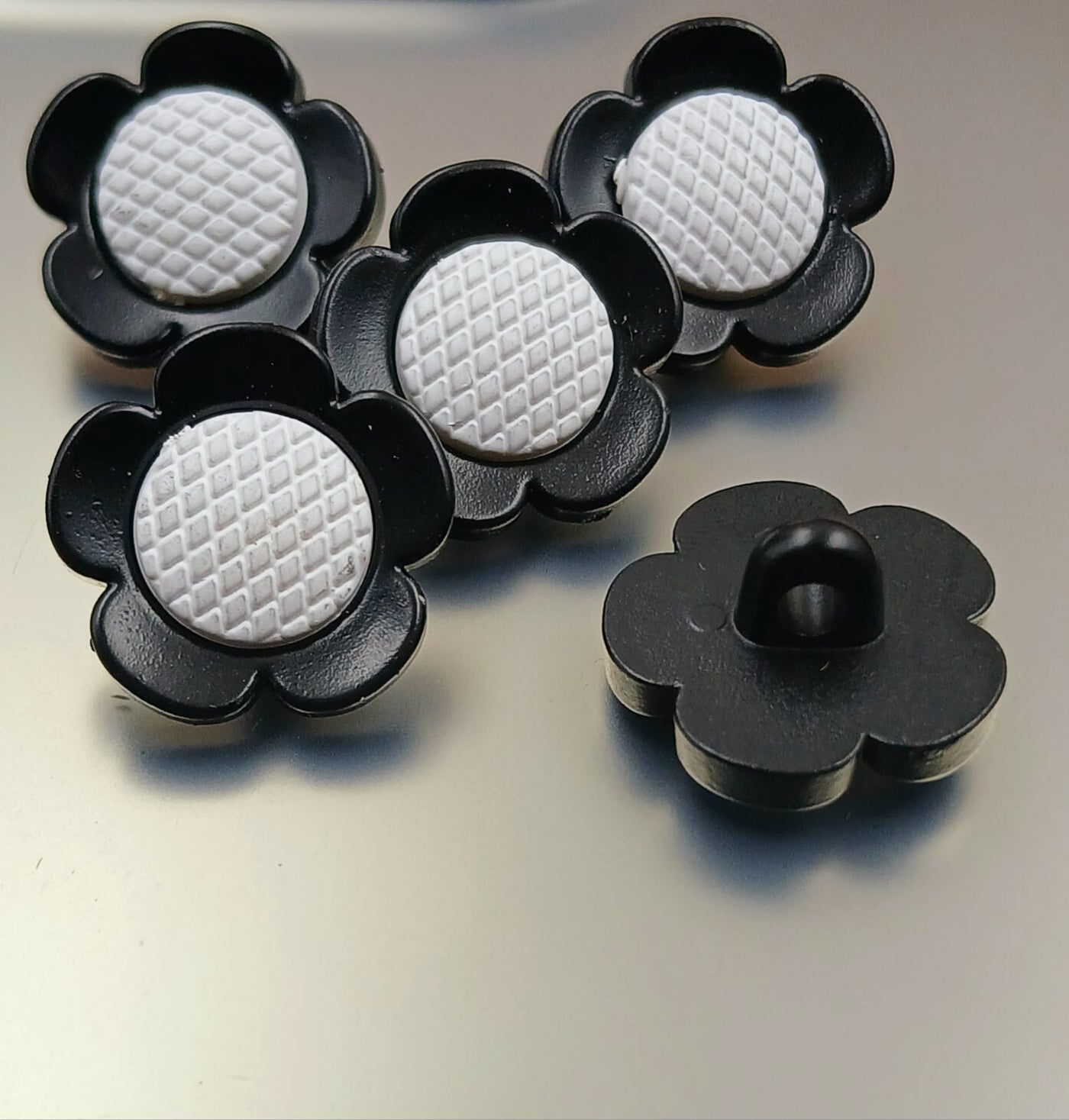 Black & White Flower Down Hole Polyester Buttons 28L