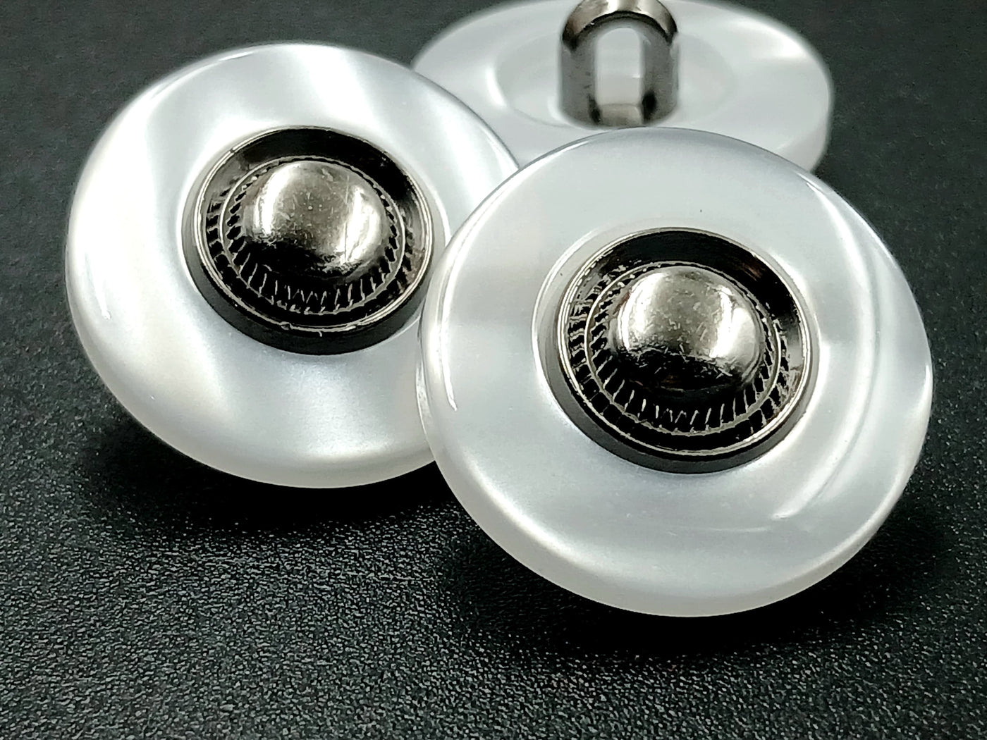 White & Black Nickle Circular Down Hole Polyester Buttons 28L