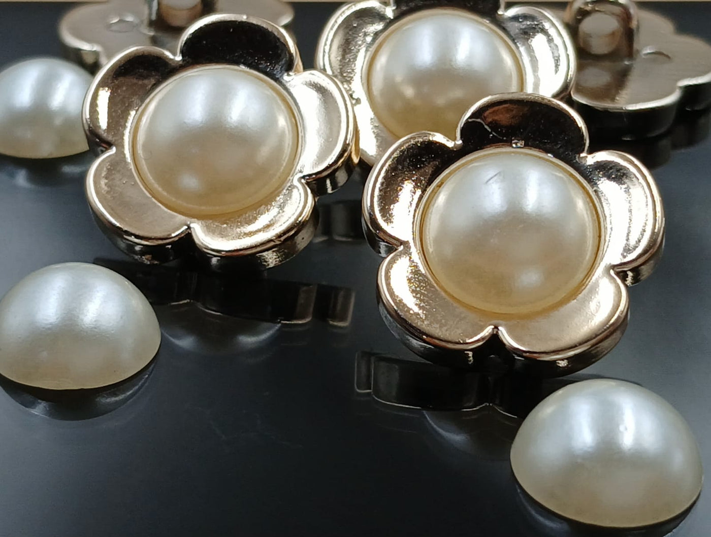 Golden and Pearl Clover Luxe Downhole Buttons 28l