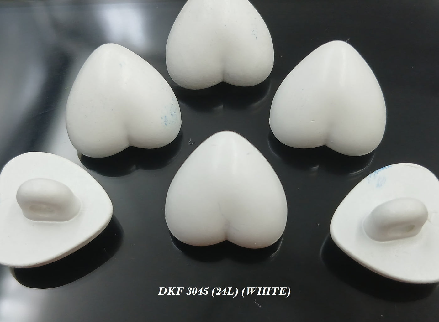White Heart Shape Downhole Polyester Buttons 24L