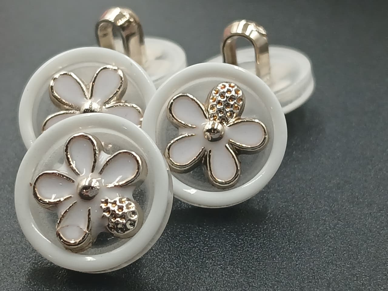 White And Golden Cricular Down Hole 20L Polyster Buttons