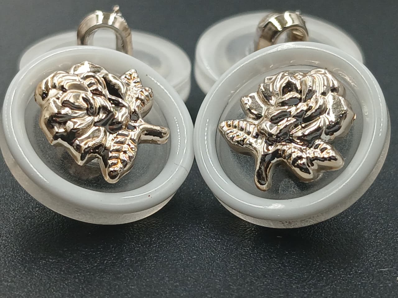 Tpt ,White And Golden Circular 24L Down Hole Polyester Buttons