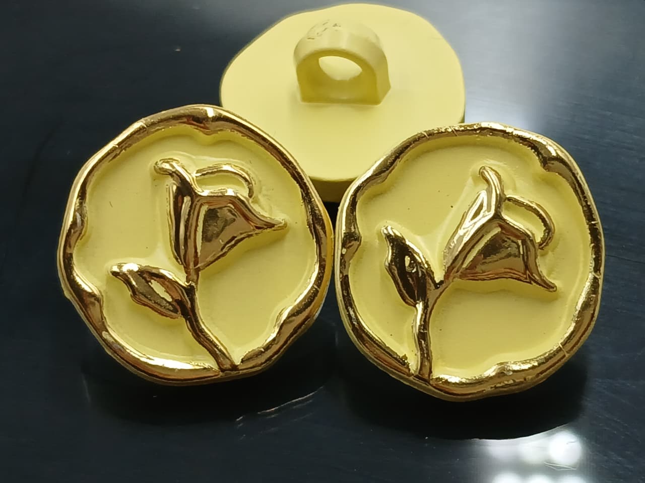 Yellow & Golden Rose Design Downhole Button 28L