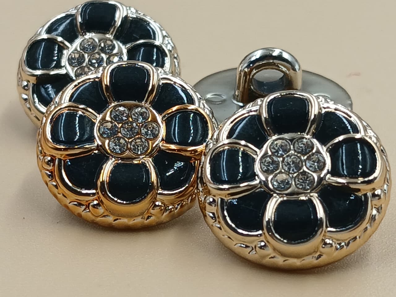 Black & Golden Flower Downhole Polyester Buttons 28L