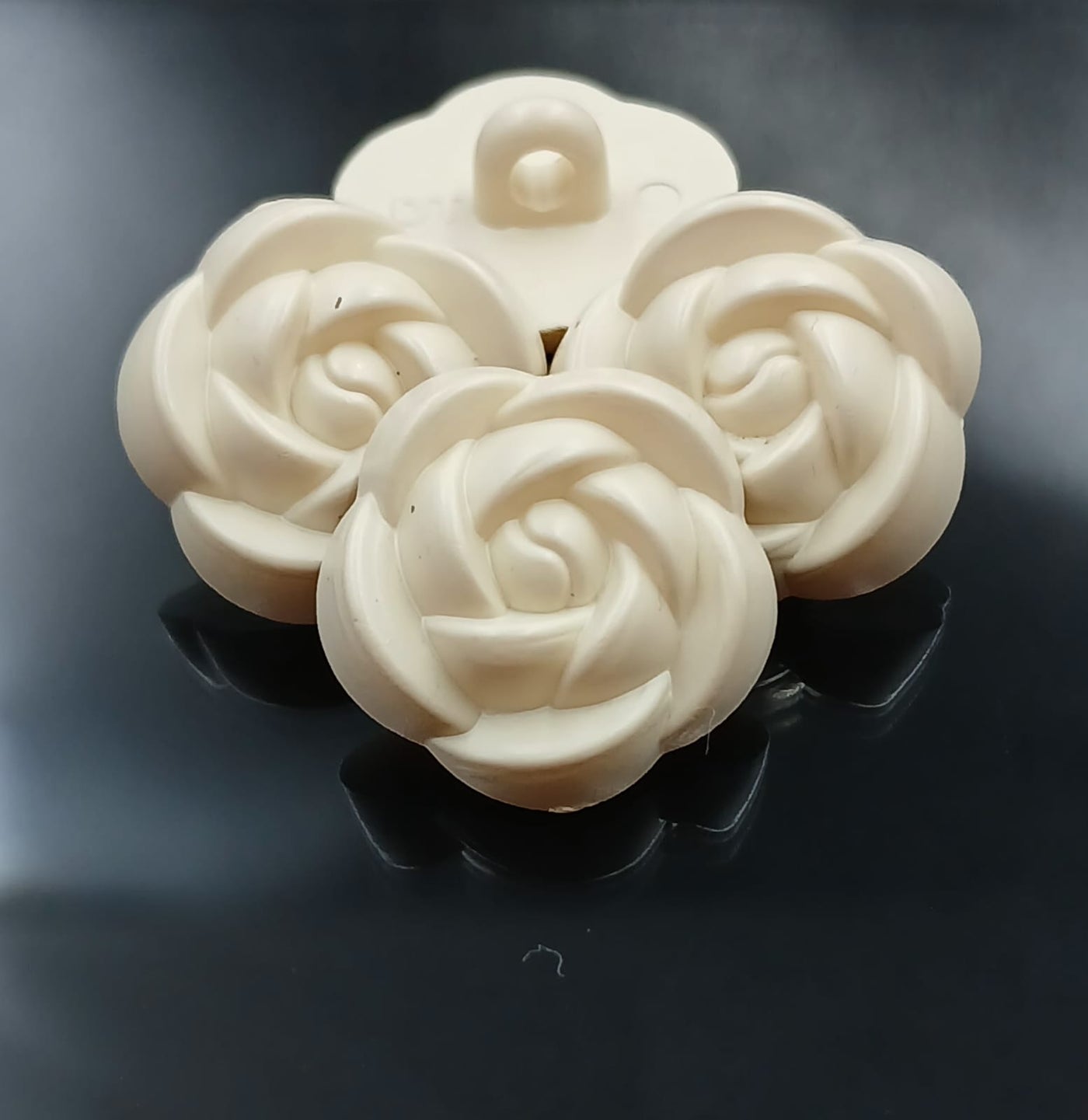 Cream Color Clover Luxe Downhole Buttons 28l