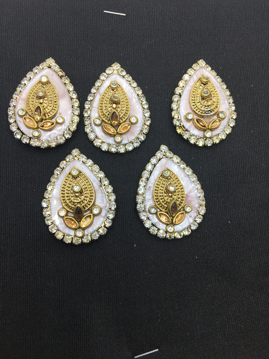 सफ़ेद डिज़ाइनर ड्रॉप हस्तनिर्मित शो बटन