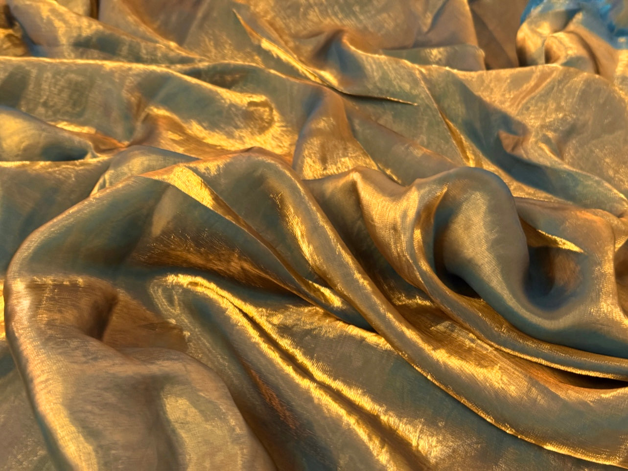 नीला और सुनहरा डुअल टोन सादा मुलायम फेंडी सिल्क कपड़ा