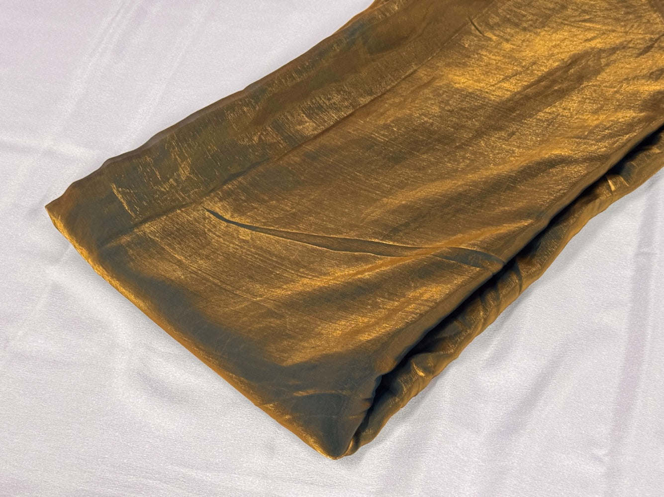 नीला और सुनहरा डुअल टोन सादा मुलायम फेंडी सिल्क कपड़ा