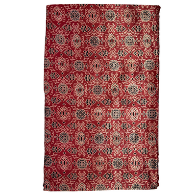 मैरून पारंपरिक मुद्रित अजरख मशरू सिल्क कपड़ा