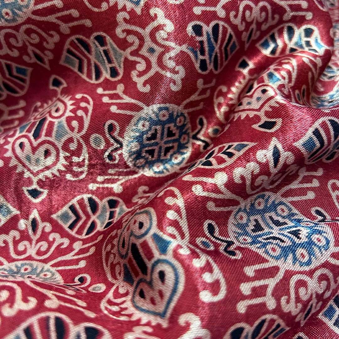 मैरून पारंपरिक मुद्रित अजरख मशरू सिल्क कपड़ा