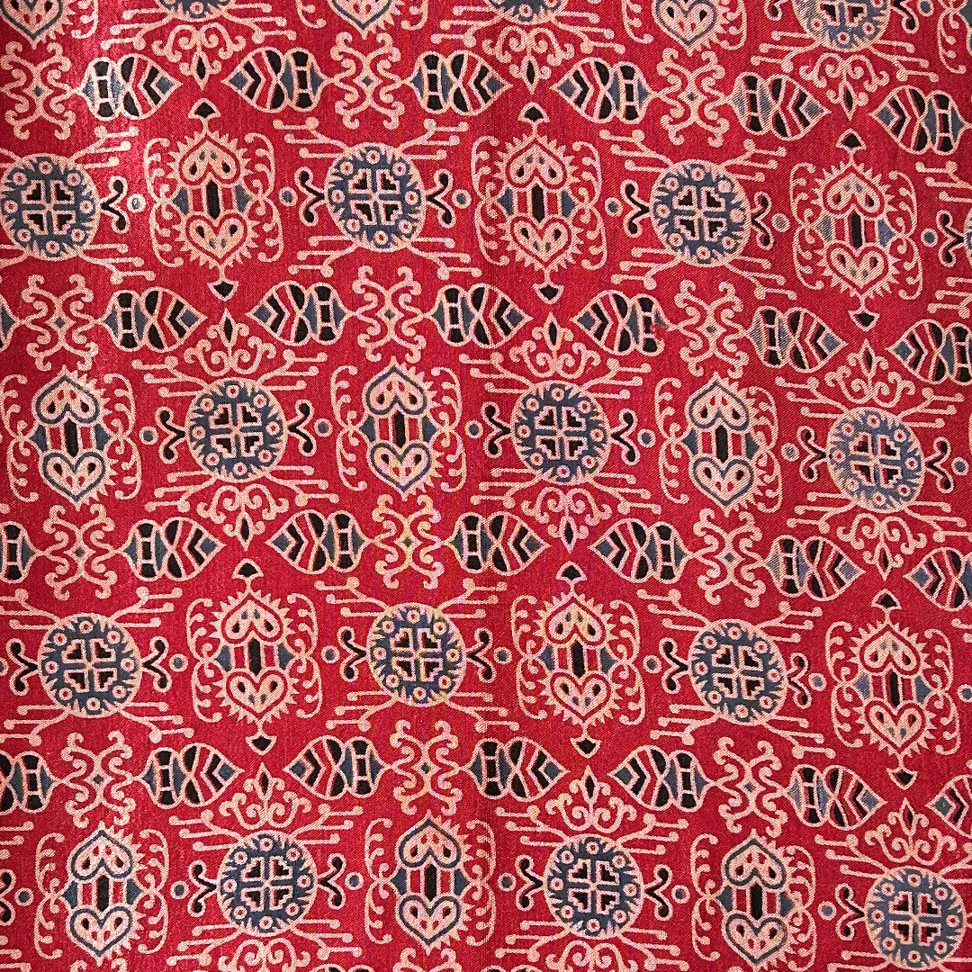 मैरून पारंपरिक मुद्रित अजरख मशरू सिल्क कपड़ा