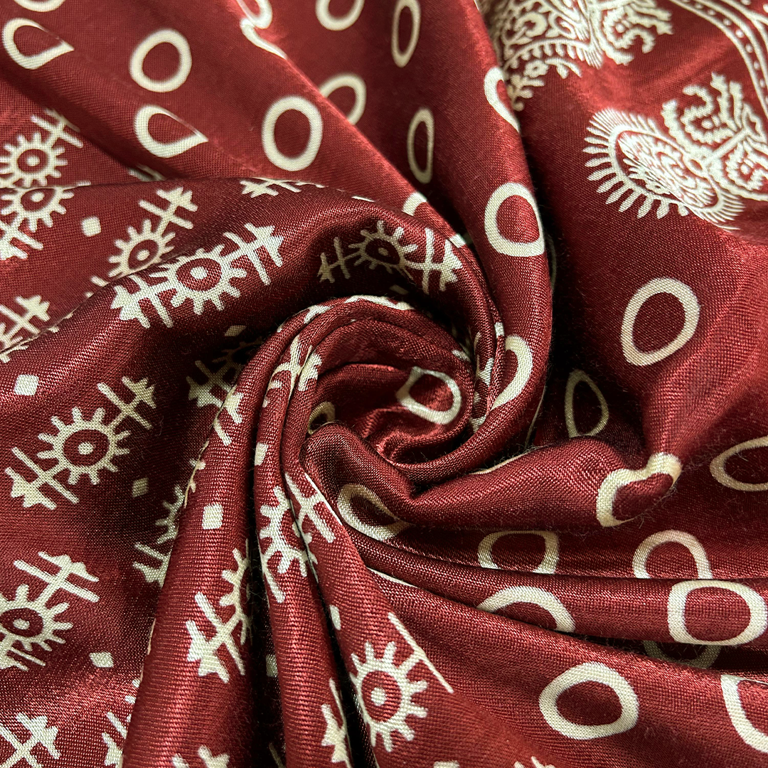 मैरून पारंपरिक पटोला मुद्रित मशरू सिल्क कपड़ा